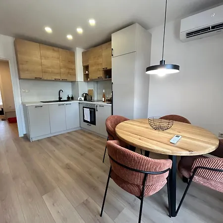 By Apartmax *