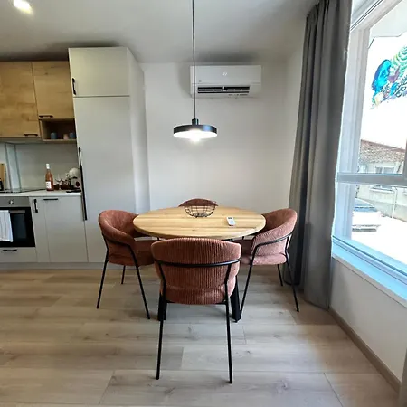 By Apartmax *